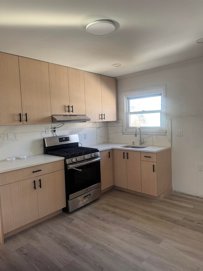 Building Photo - 323 Devon St