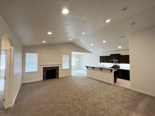 Building Photo - Beautiful, 3 bed 2 bath home close to lake...