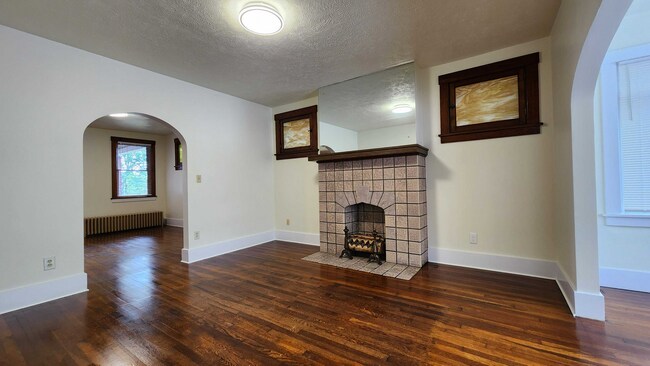Building Photo - Now showing! Updated 4BR  1 bath house!