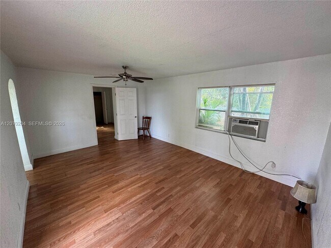 Building Photo - 1018 N 17th Ct