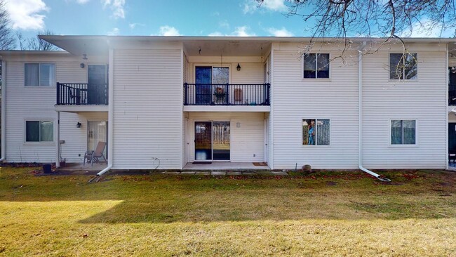 Building Photo - 42580 Plymouth Hollow Dr