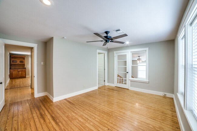 Building Photo - CASTLE HILLS FAMILY HOME