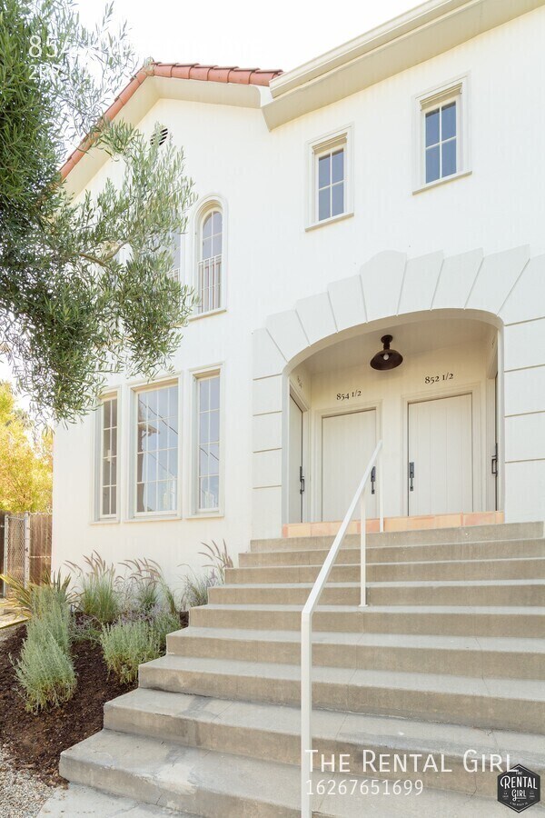 Building Photo - 854 Hyperion Ave