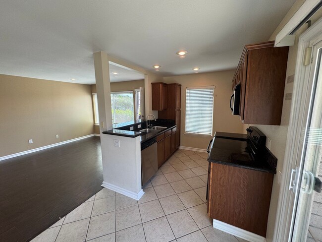 Building Photo - 2 Bed, 1 Bath Condo with a view of the hills!