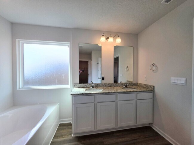 Building Photo - Nearly New 4BR/2BA home close to I10 with energy savings built in