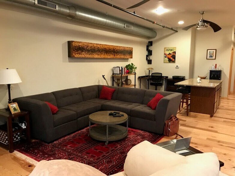 Building Photo - 709 Penn Ave