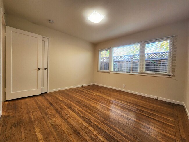 Building Photo - Charming three-bedroom, two-bath home in Midtown Palo Alto.