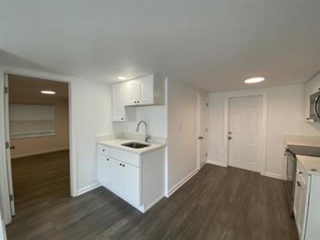 Building Photo - 1131 Queen St N