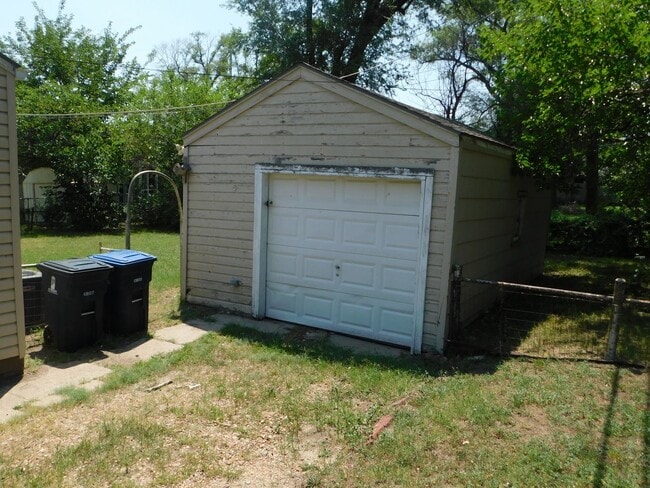 Building Photo - Nice 2-bedroom, 1-bathroom home located in...