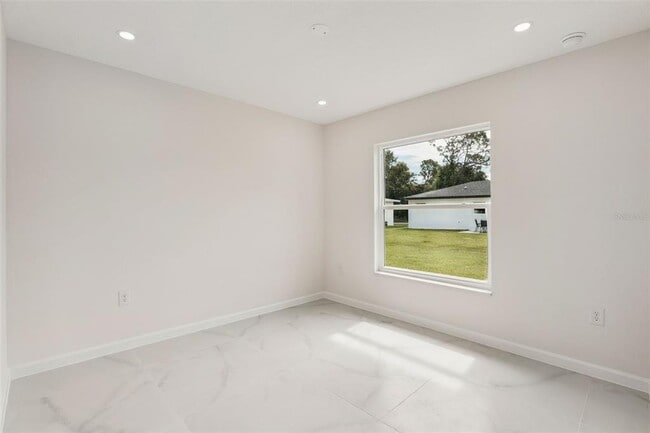 Building Photo - 2544 N Arrowhead Rd