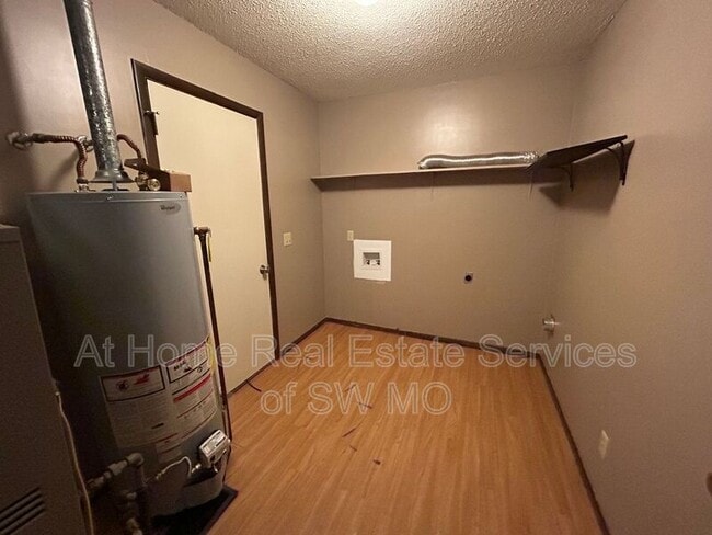 Building Photo - 621 Meadowview Dr