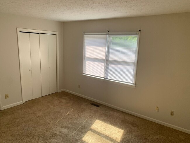 Building Photo - Townhome with new carpet for rent in the m...