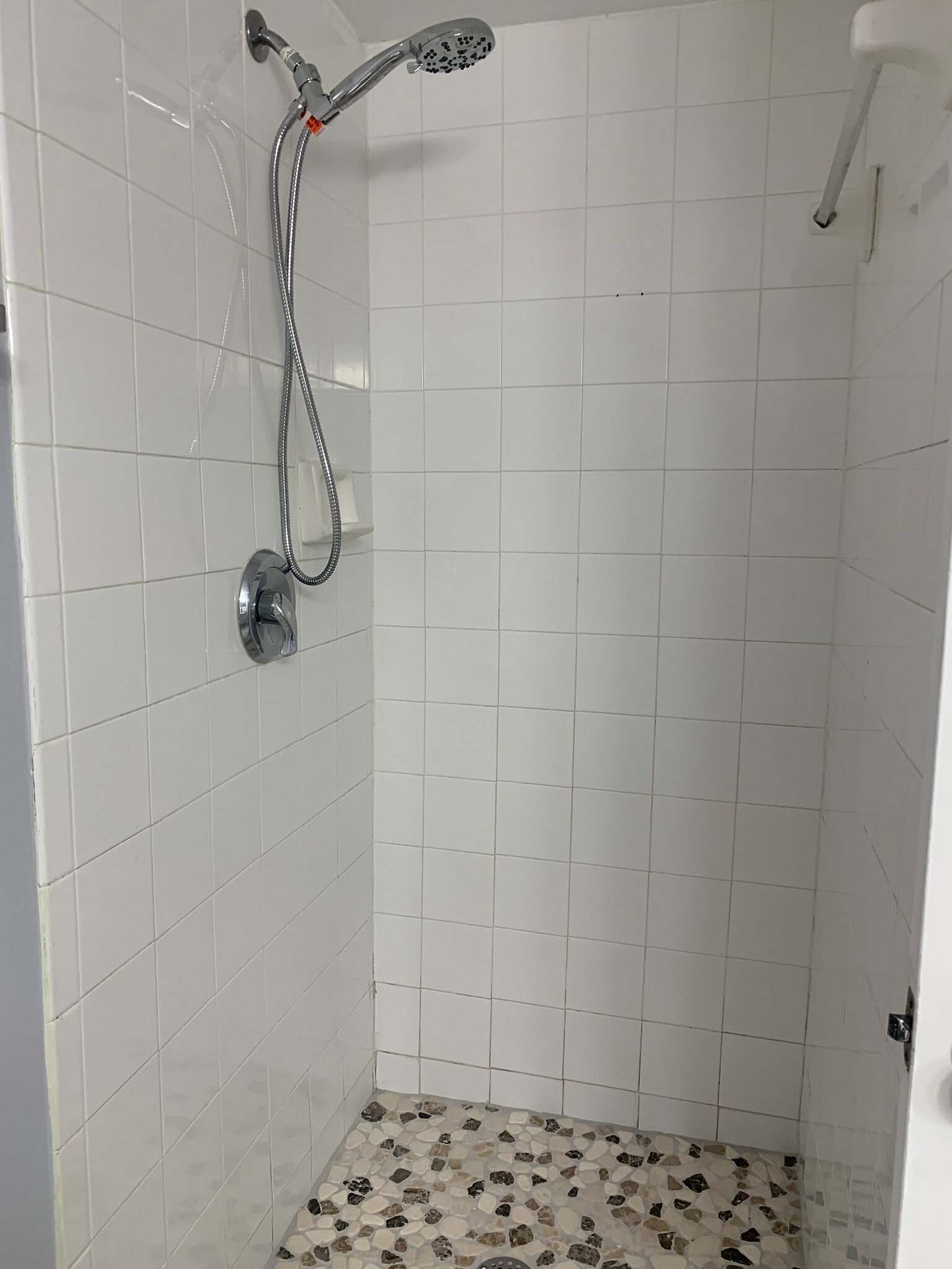 shower - 900 Crestwood Ct S