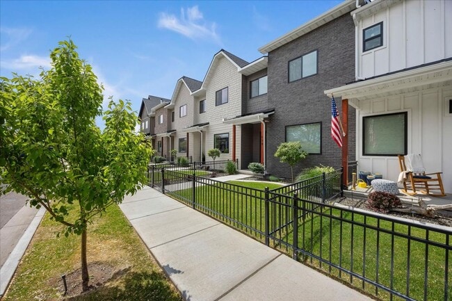 Building Photo - Downtown Townhouse