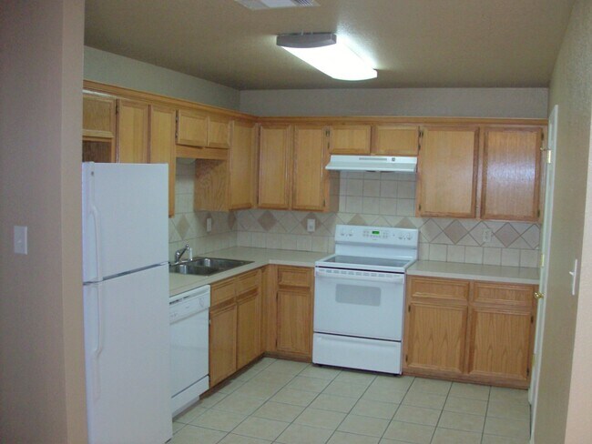 Building Photo - Charming Duplex with Great Features & Loca...