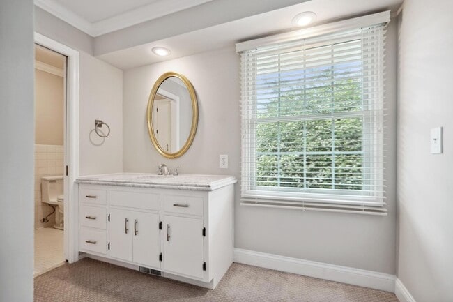 Building Photo - 5721 Londonderry Rd