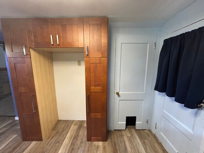 Building Photo - Quaint home with flexible layout, updated kitchen, and a private-feeling backyard in convenient W...