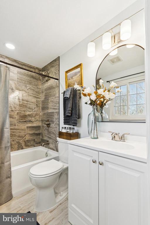 Building Photo - 5068 Macnamara Dr