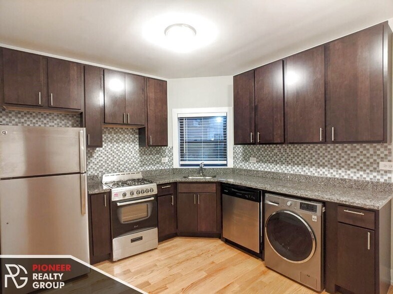 Primary Photo - 907 W George St