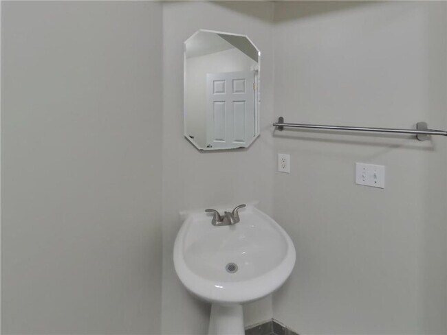 Building Photo - 2661 Oak Ridge Dr