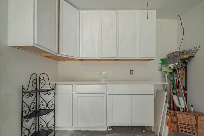 Building Photo - 8307 Red Rooster Ln