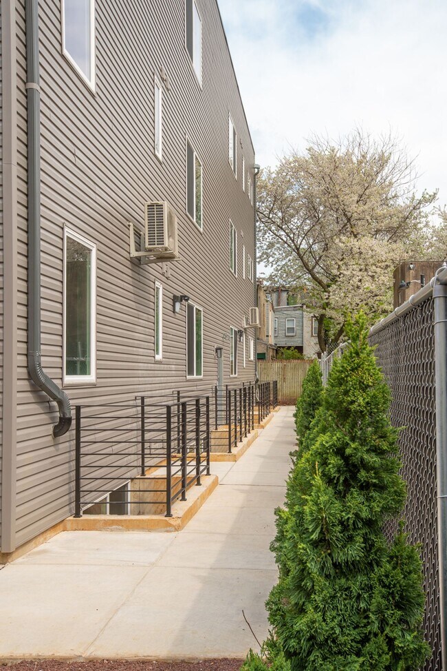 Building Photo - 2220-2228 W Master St