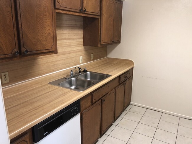 Building Photo - Cozy Half Duplex in Irving!!
