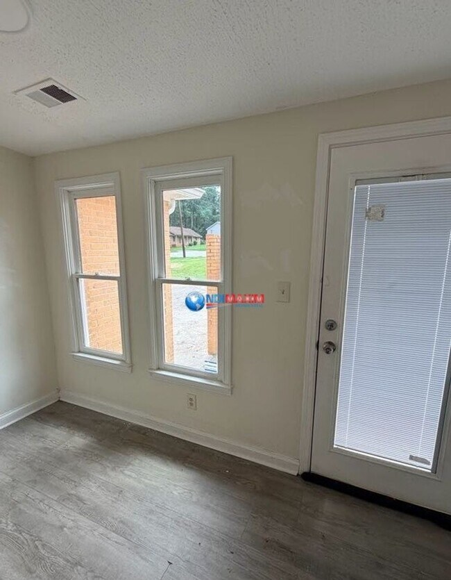 Building Photo - Spacious two master bedrooms split-level house in Decatur