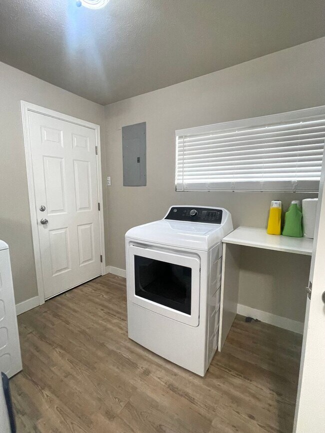 Building Photo - Completely Remodeled Single-Family Home for Rent in Kennewick, WA!