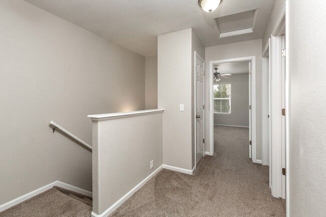 Building Photo - Stunning Townhouse for Rent