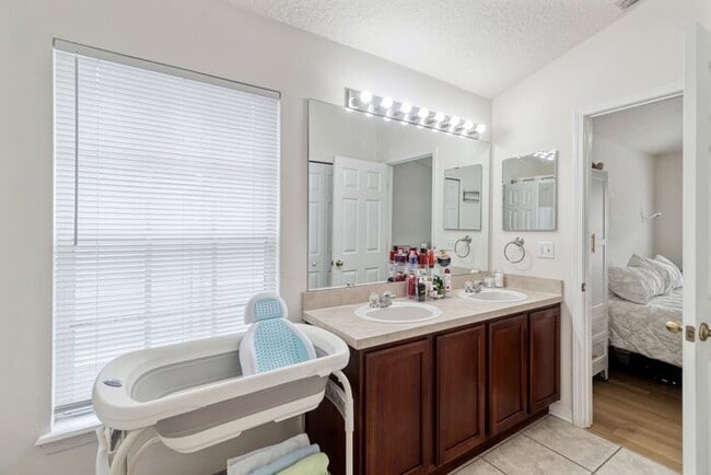 Building Photo - Charming 2 Bedroom/2 Bathroom Wesley Chape...