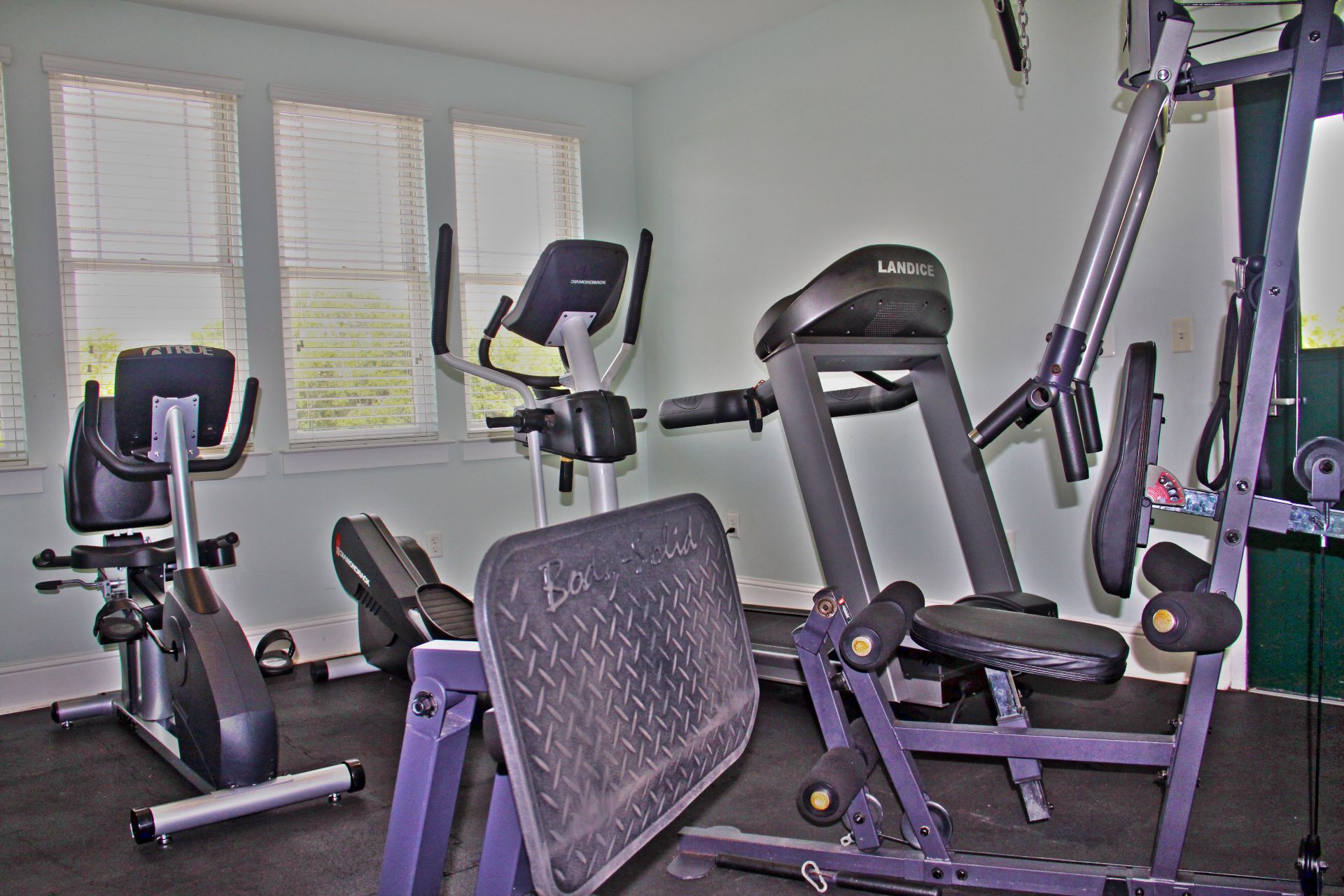 Building Photo - 1303 Main St N