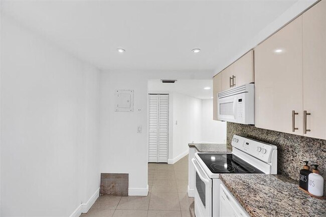 Building Photo - 20400 W Country Club Dr