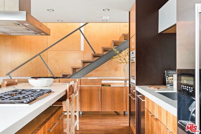 Building Photo - 724 Superba Ave