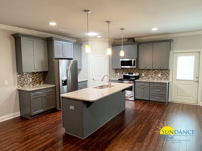 Building Photo - Beautiful 3-Bedroom Home Near Navarre’s Pristine White Sand Beaches!