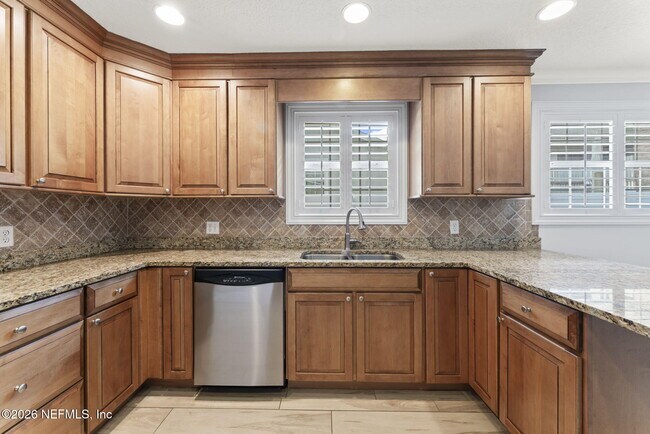 Building Photo - 618 8th Ave N