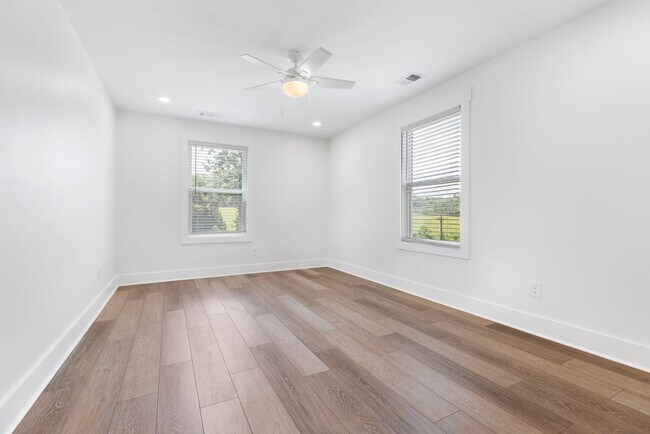 Building Photo - Four Bedroom Four Bath Home