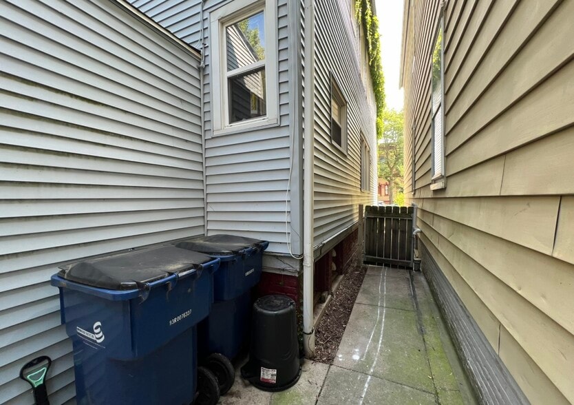 Building Photo - 1709 N Astor St