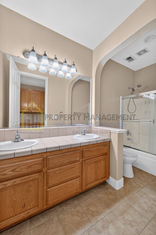 Building Photo - Spacious 3-Bed, 2-Bath Retreat on Charm Way