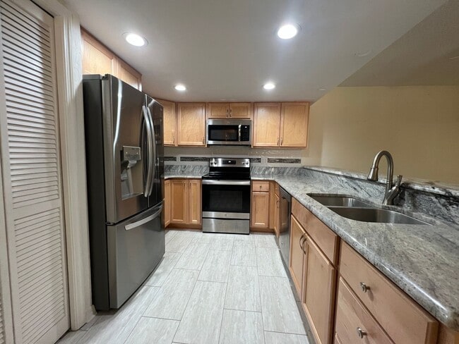 Building Photo - AVAIALBLE IMMEDIATELY Beautiful 3 bed 2.5 ...