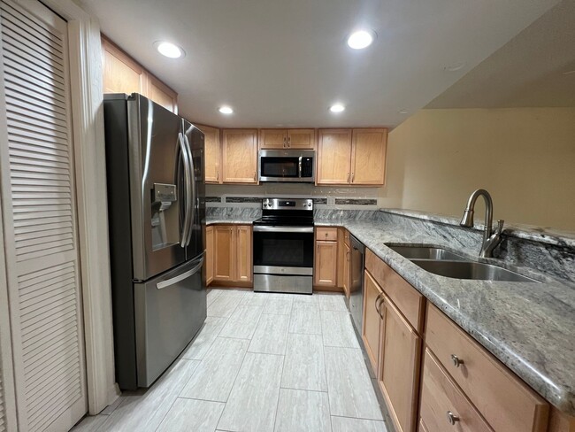 Building Photo - Beautiful 3 bed 2.5 bath townhome