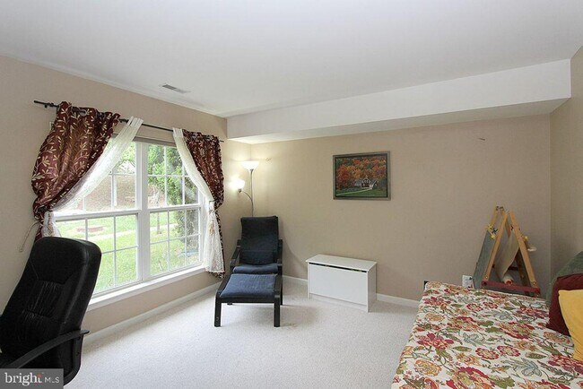 Building Photo - Beautiful 3-Bedroom, 2.5-Bath End-Unit Gar...