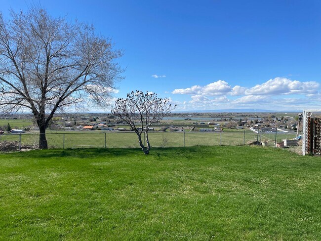 Building Photo - Sweeping Views of Cascade Valley
