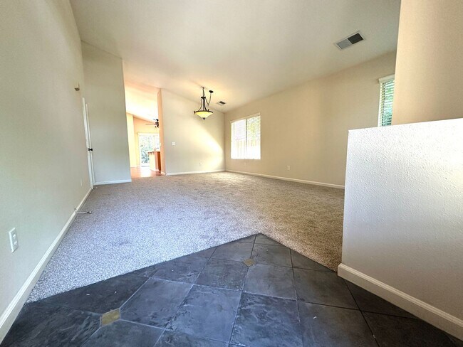 Building Photo - Single Story 3 Bed 2 Bath in Apple Hill!