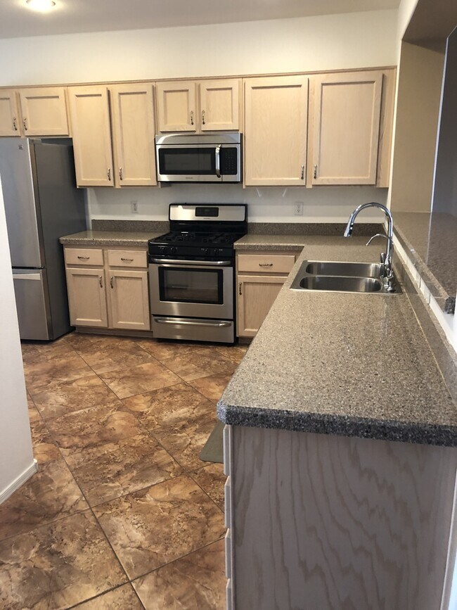 Building Photo - Stunning 3 bedroom 3 bath with Guest House in Sun City Anthem for 55+!