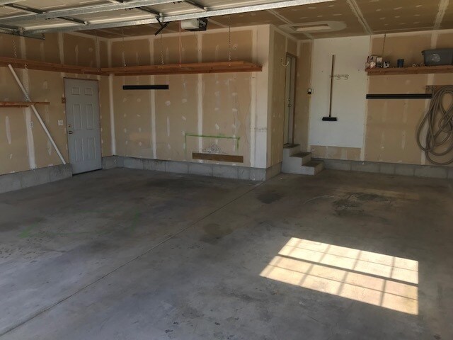 Building Photo - Beautiful home in Clinton with sport pad and playground