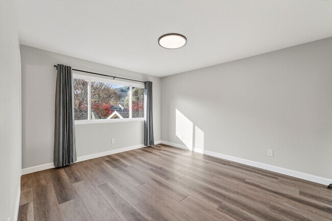 Building Photo - Charming 3-Bedroom Condo in Creekside Village – Prime Location!