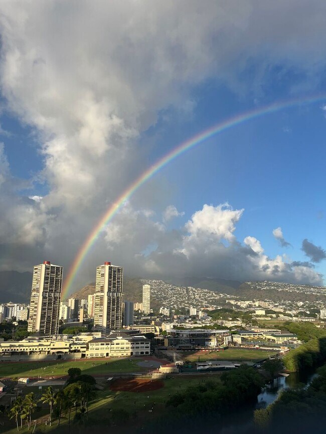 Building Photo - Beautiful High-Rise 1 Bedroom in Waikiki with Covered Parking