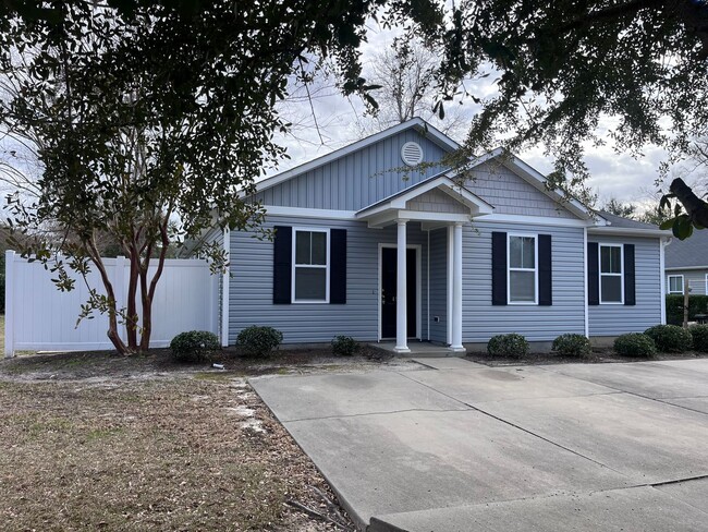 Building Photo - Maple Avenue near UNCW - 4 BED | 4 BATH Home!