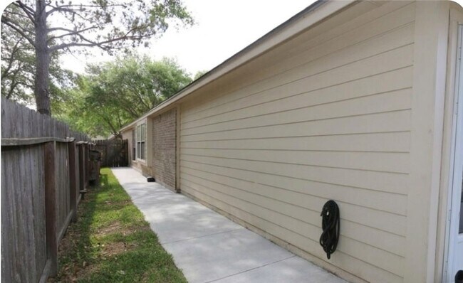 Building Photo - 11031 Anilu Dr